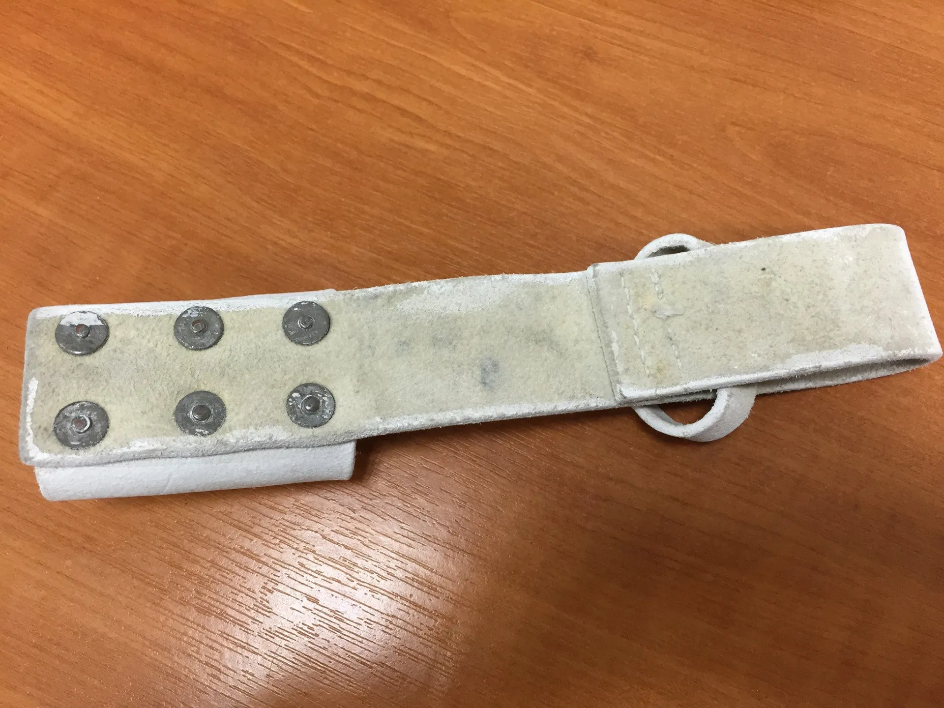 WHITE BUFF LEATH. BAYONET FROG